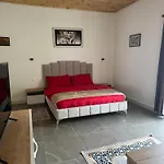 Qyteza Guest House & Camping