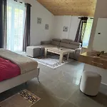 Qyteza Guest House & Camping