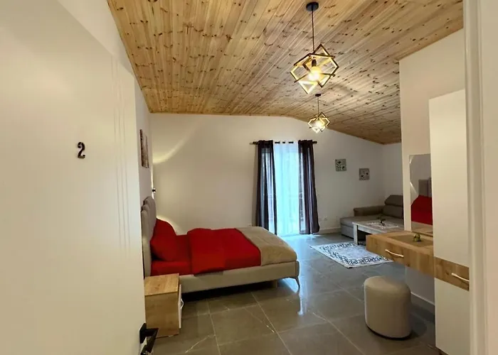 Qyteza Guest House & Camping