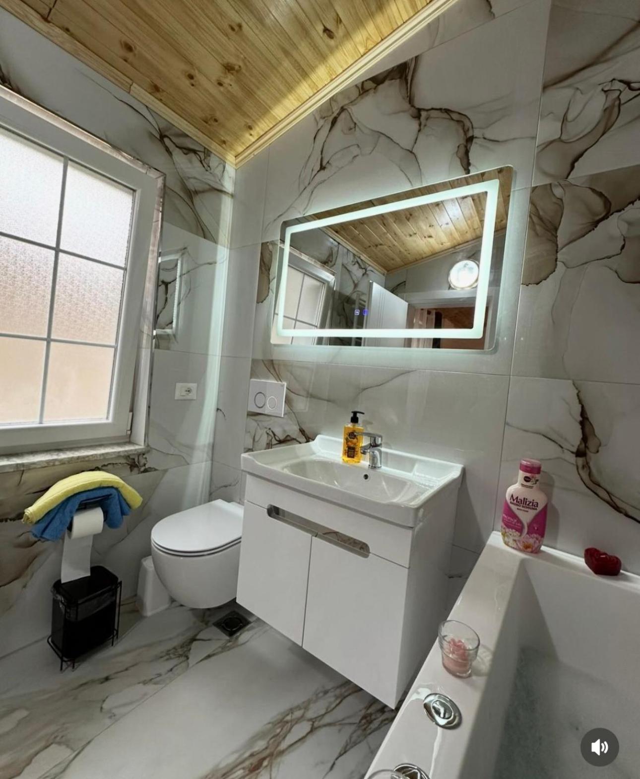 Apartament Qyteza & *